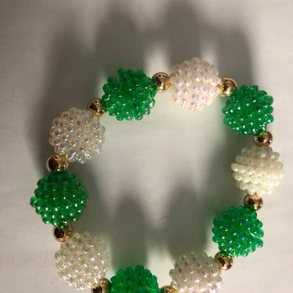 Handmade bracelet large green & white berry beads elastic string - Picture 3 of 4